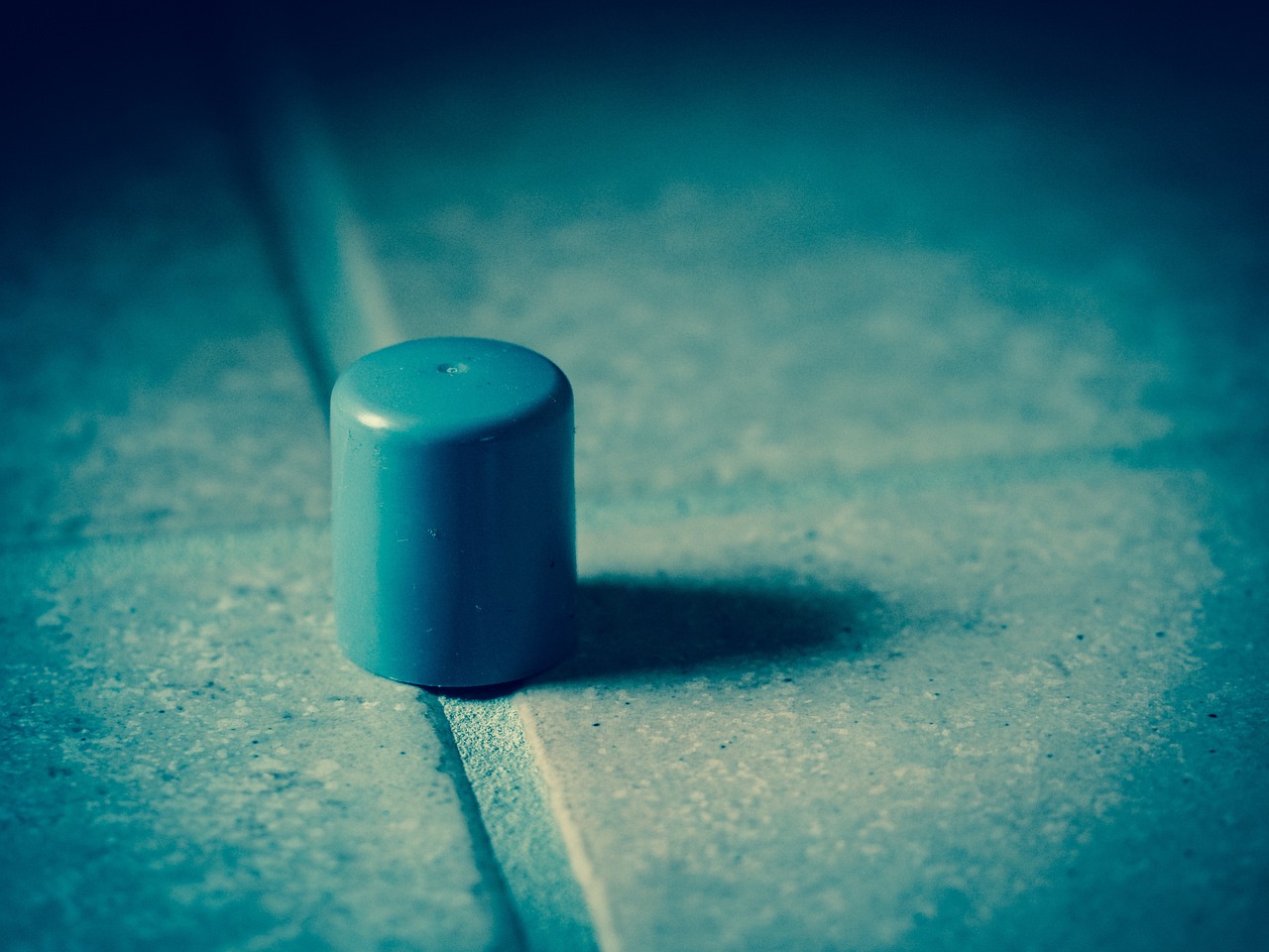 Door stops, wedges and floor guides: the small hardware nobody thinks about